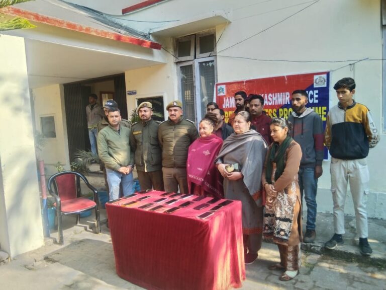 Udhampur Police recovers 25 stolen mobiles and handed over to owners