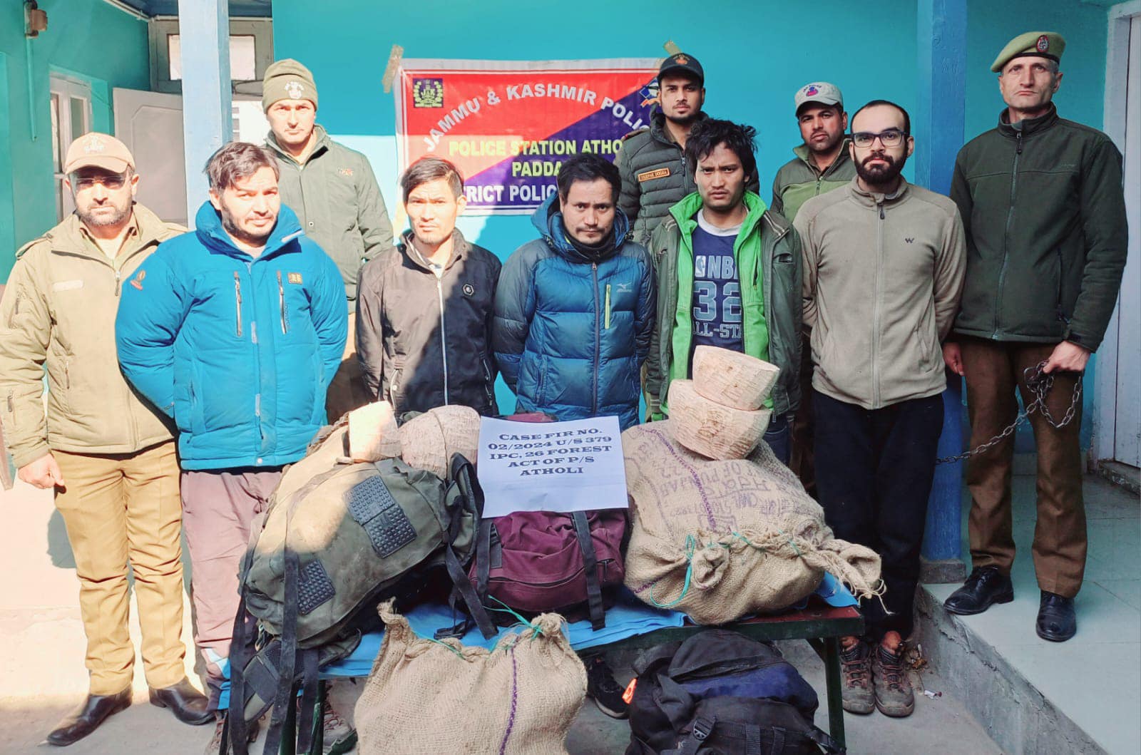 Illegal Forest Wood Extraction Thwarted by District Police Kishtwar….05 Persons Apprehended