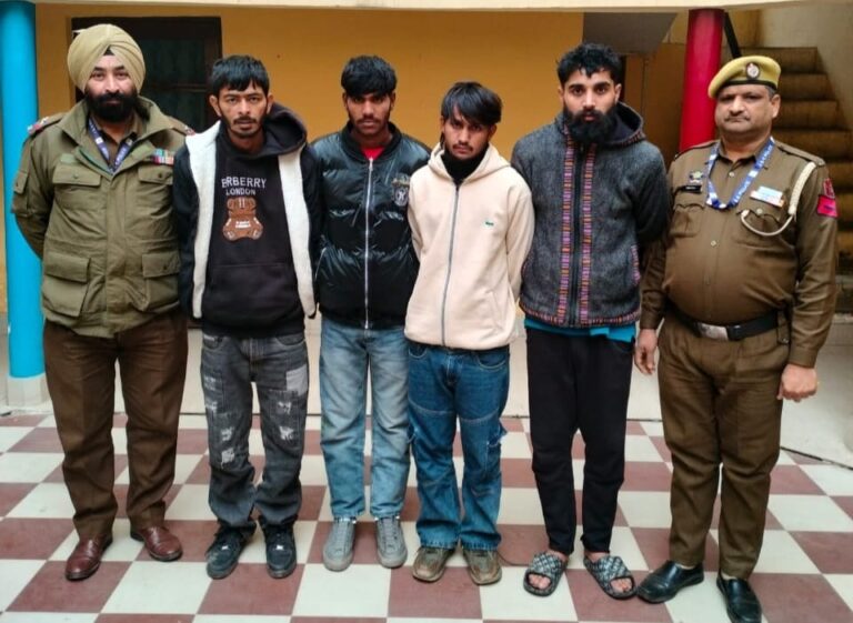 AMBA POLICE ACHIEVED BIG SUCCESS, APPREHENDED 5 NOTORIOUS SNATCHERS Police crackdown on robbers, dacoits and snatchers underway : SSP Samba Benam Tosh