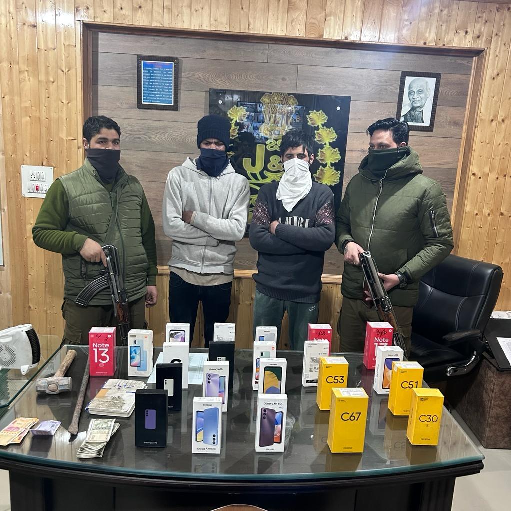 Police solves theft case in Pulwama, 02 arrested Stolen property worth lacs recovered