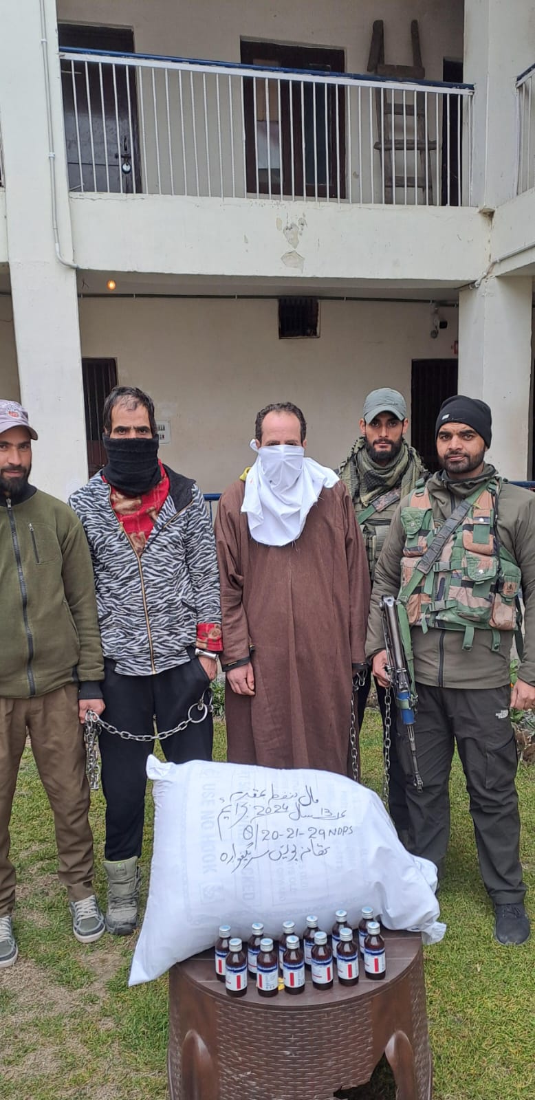 Police arrests 2 drug peddlers in Anantnag, huge consignment of contraband substances recovered