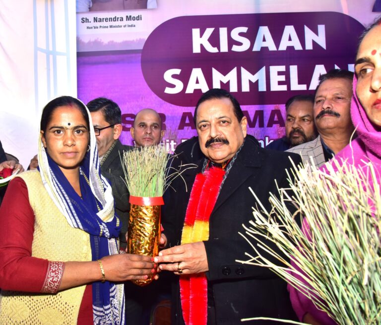 Dr. Jitendra Singh distributes QPM in Kissan Sammelan, appreciates  farmers-friendly CSIR Aroma Mission