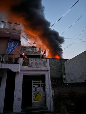 Three charred to death in Delhi factory blaze (Ld)